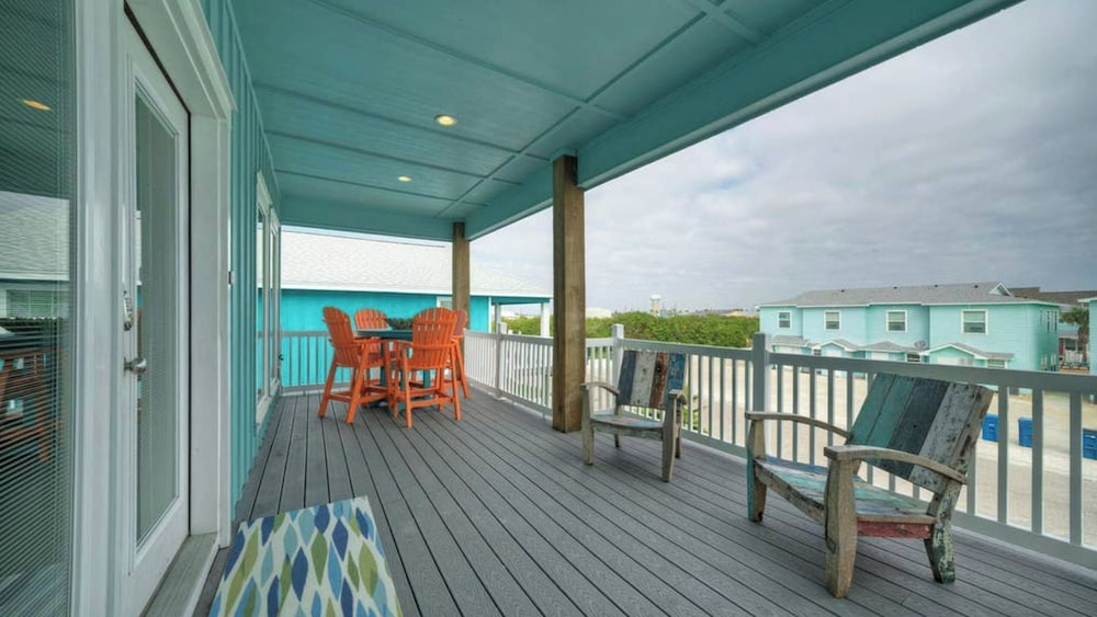 Sleeps 21, 2 Homes 2 Private Pools, Fire Pit, Swing Bar Walk to the Beach