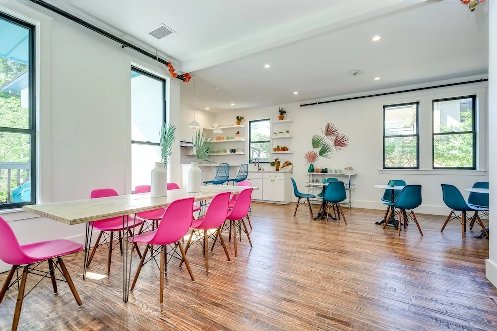 Historic B&B in Heart of ATX - 3 Suites Sleeps 10