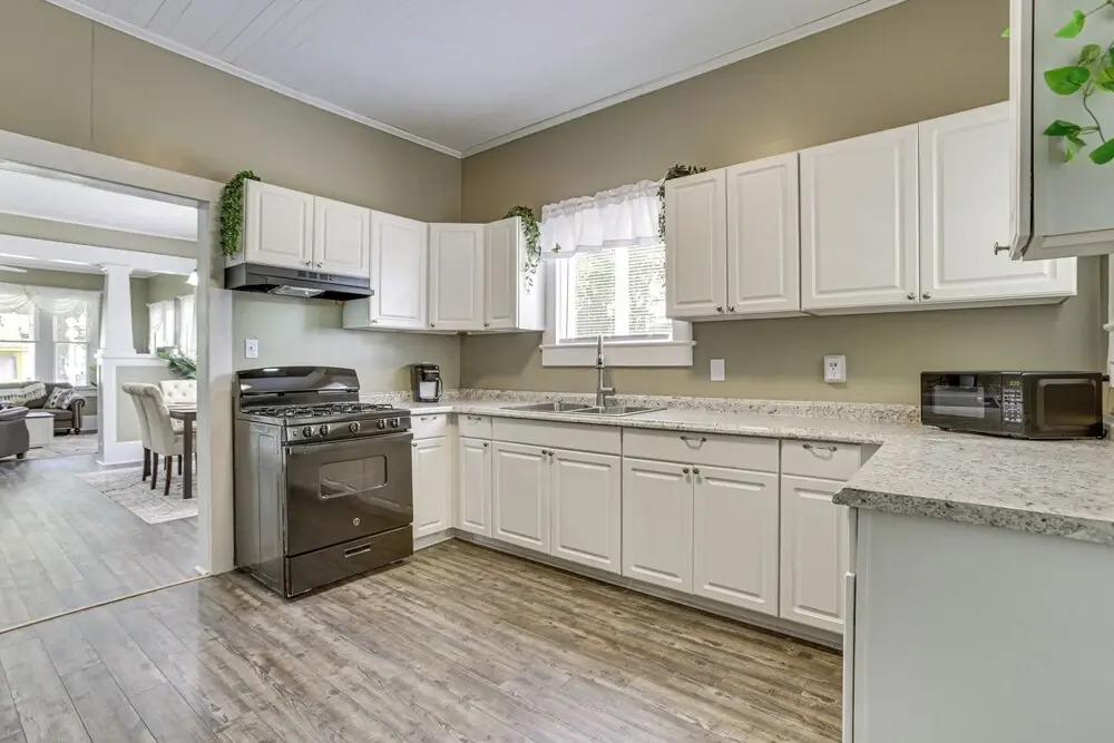 Historic District Haven! Walk Downtown + Fast Wifi