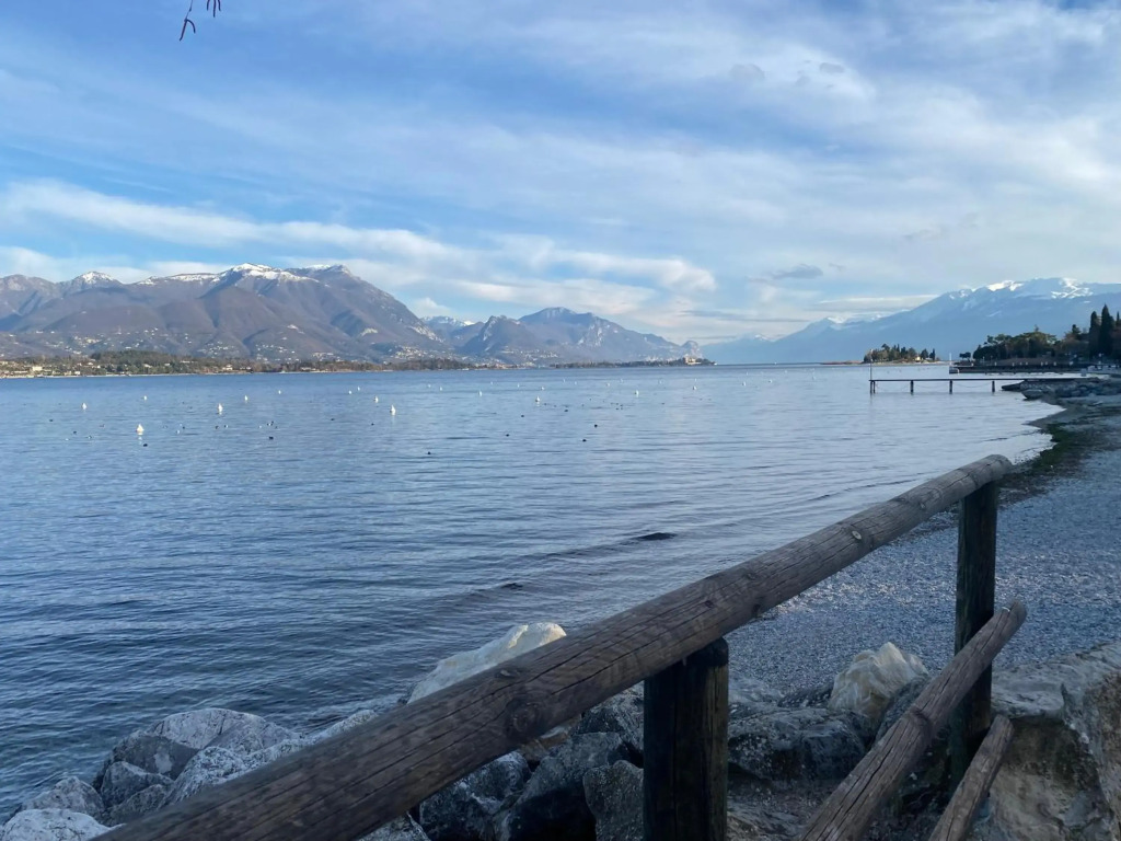 Ampio appartamento vista lago
