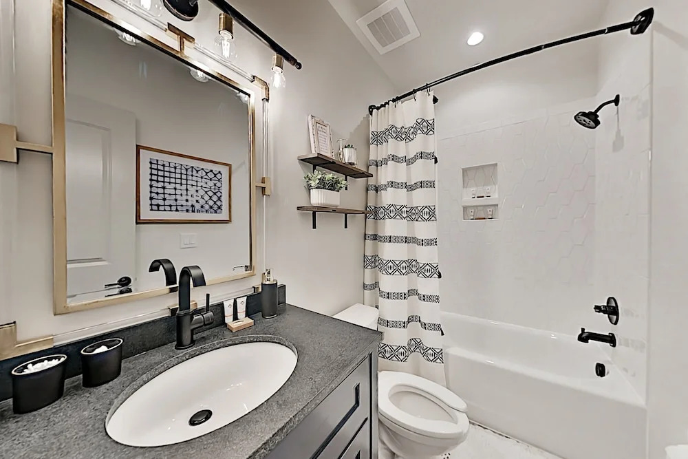 610ux311 1 Bedroom Condo
