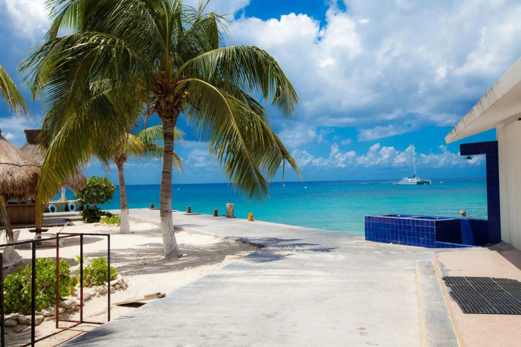 Casa del Mar Cozumel Hotel & Dive Resort with free access to an exclusive beach club