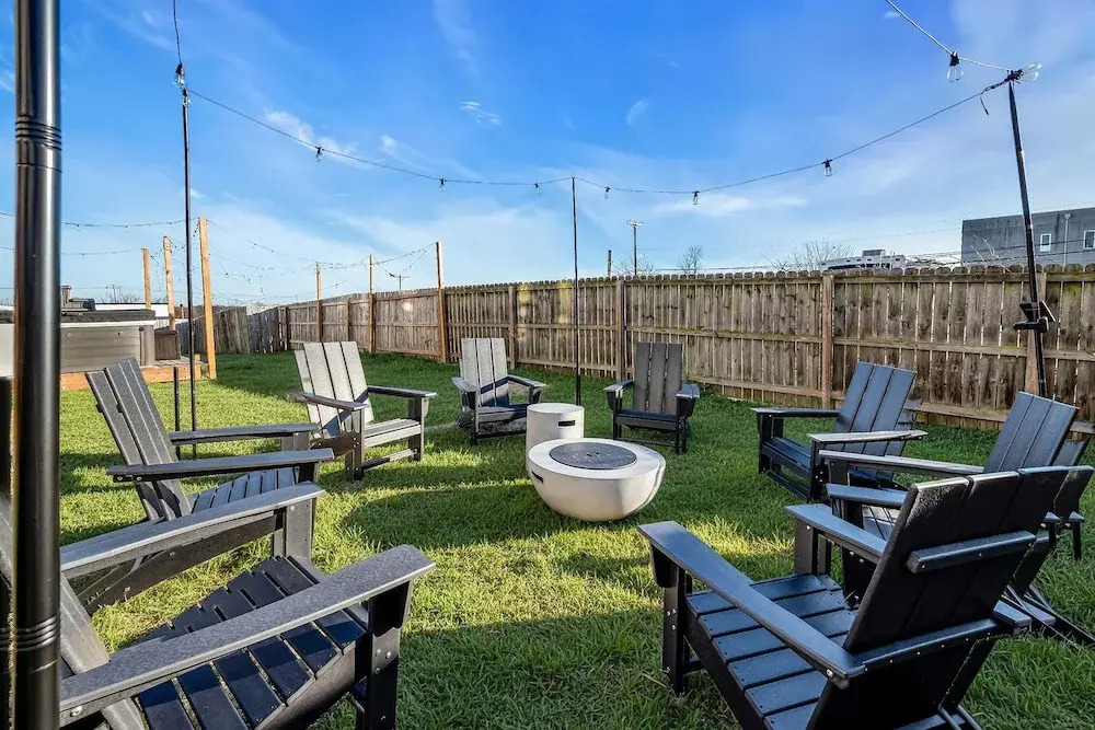 Game Room Balcony Backyard Near Downtown Nash
