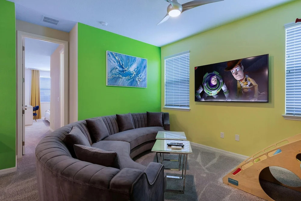 Sr019v: 8 Bed, Social Media, Minions, Pool, Shuffle Board