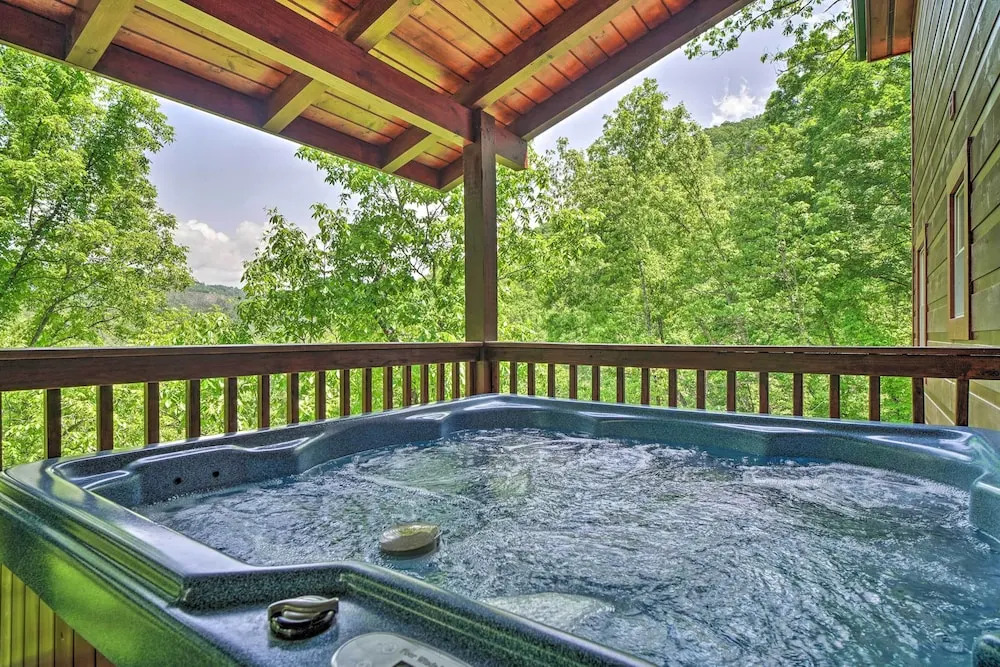 Saltwater Pool & Mtn-view Deck: Pigeon Forge Cabin