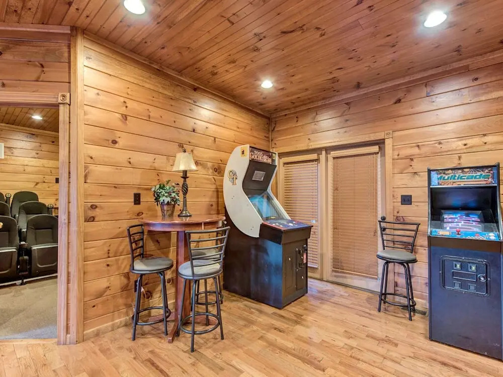 The Great Escape II 5 Bedroom Mountain View Home with Hot Tub