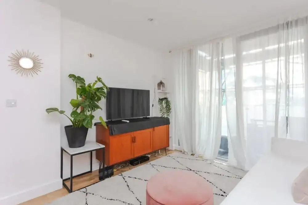 Fantastic 1 Bedroom Apartment in East London With Balcony