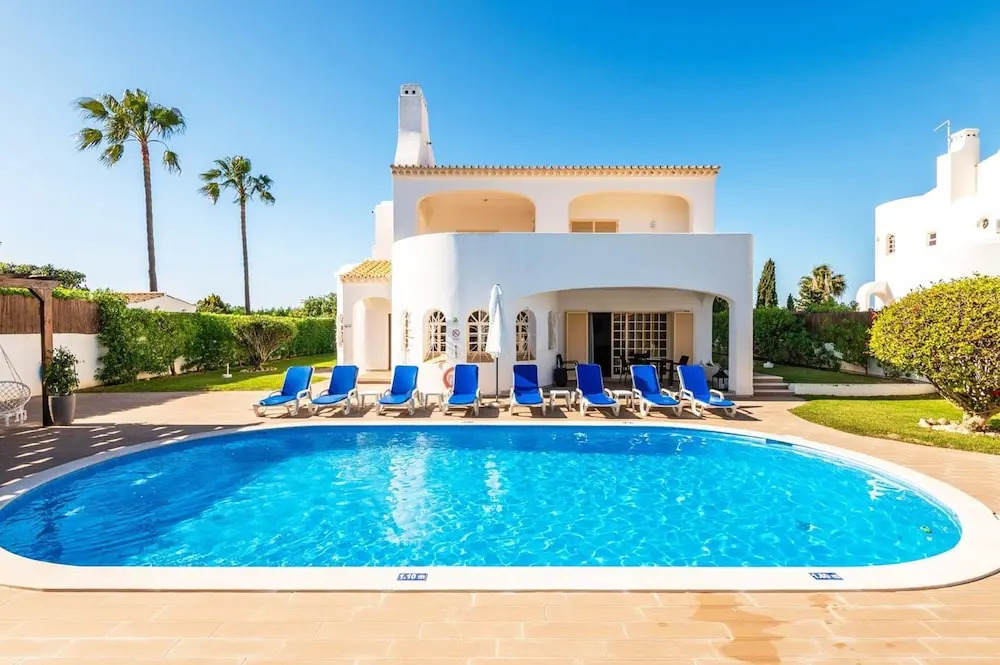 Villa Baltin With 4 Bedrooms and 3 Bathrooms