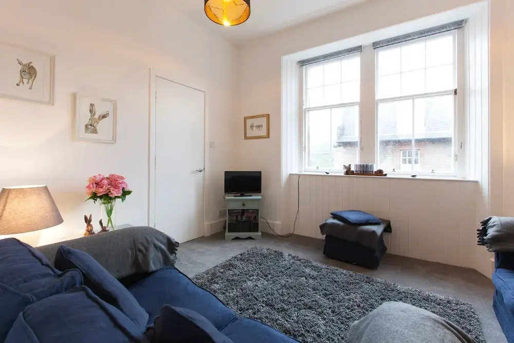 Comfortable 3 Bedroom Top Floor Flat in Old Town