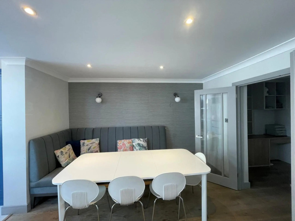 Ascot stunning and modern 4 bedroom town house with 156 sq ft garden office