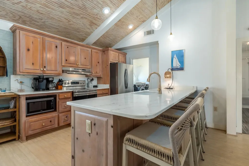 Feelin' Salty - 107 Quebec 4 Bedroom Home by RedAwning