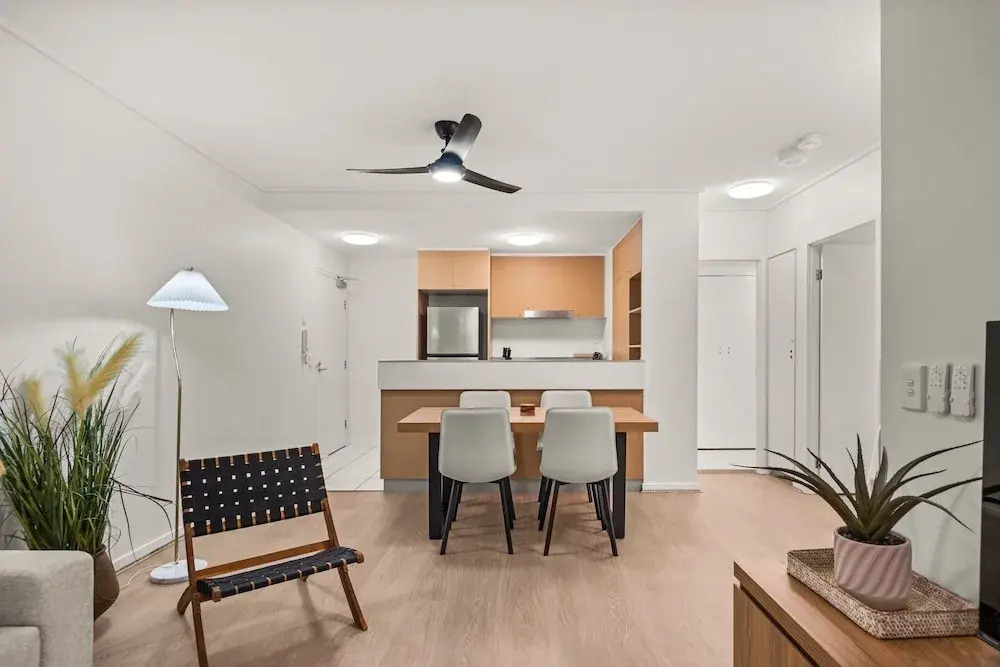 Vibrant 2-bed Apartment With Pool and Gym Access