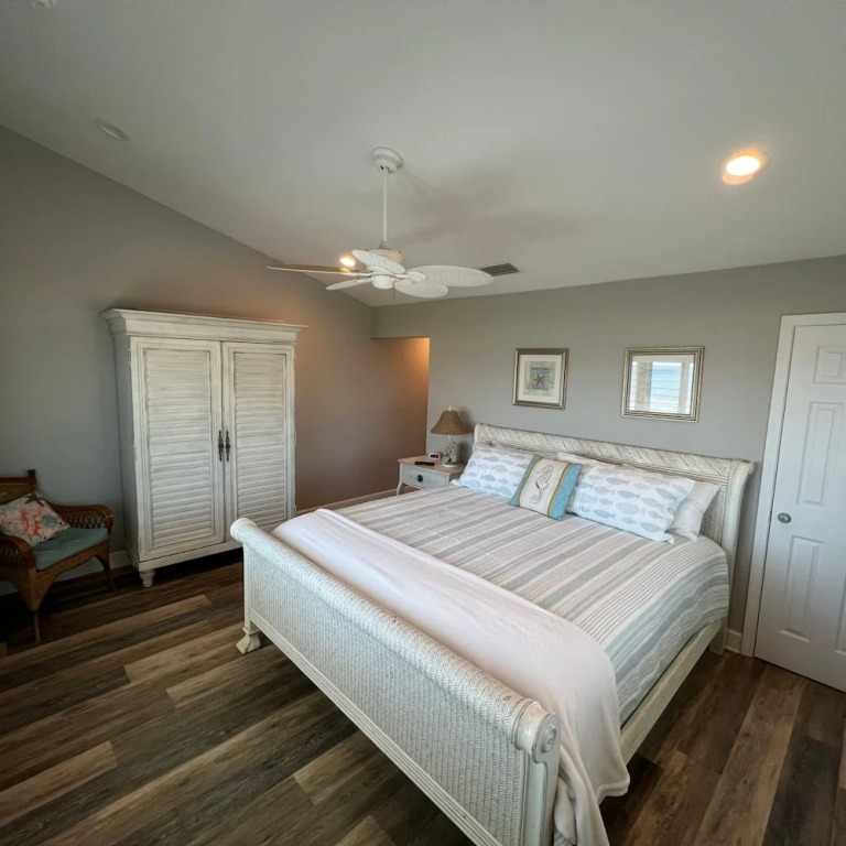 Oceanfront Serenity at Stylish Sea Haven 212