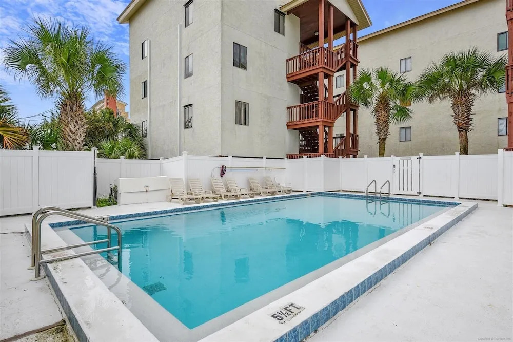 Cozy Holiday Hideaway, Sleeps 4! Steps To The Beach! Renovated 2021 Condo by RedAwning