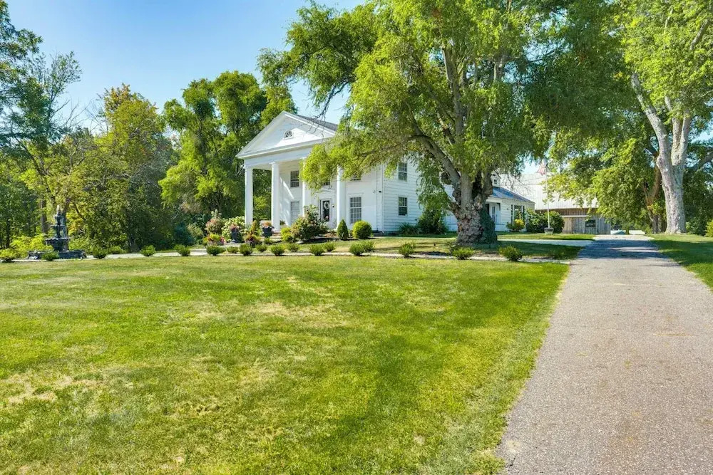 Near Lake Erie, Harbor & Parks: Conneaut Getaway!