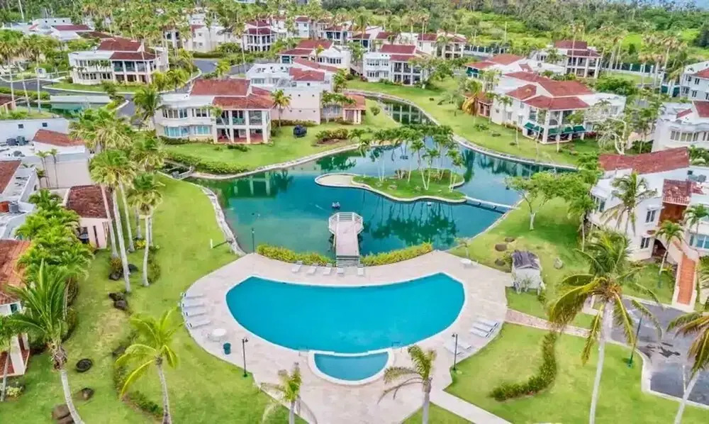Giovanni Beachfront Community w Pools