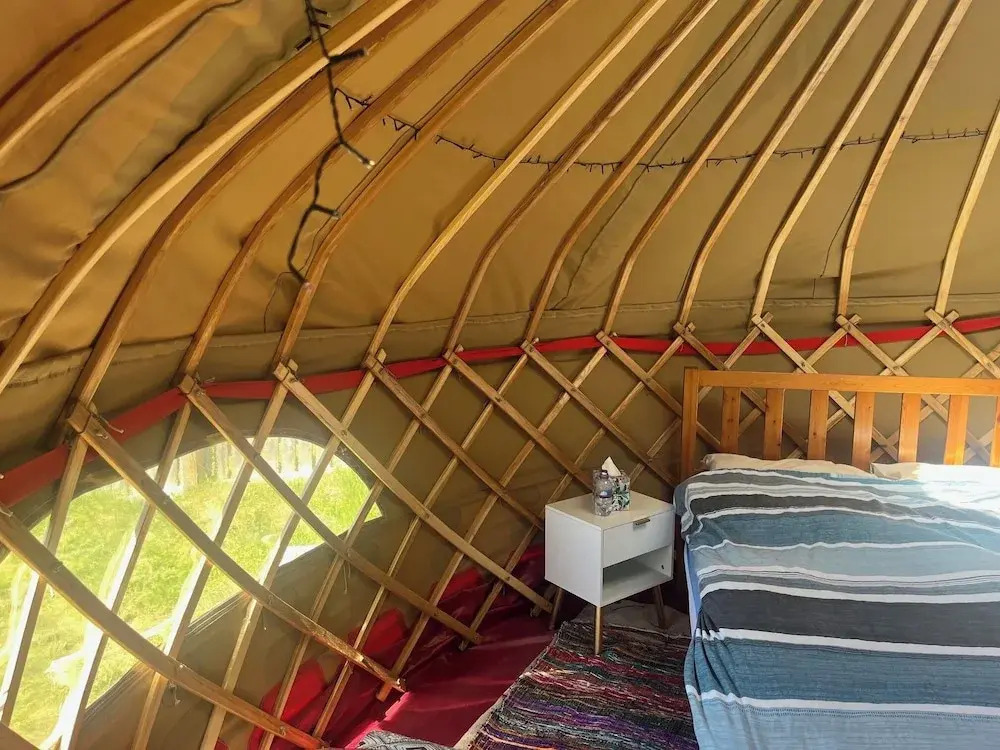 Spacious Yurt - Sleeps 2 -river and Mountain View