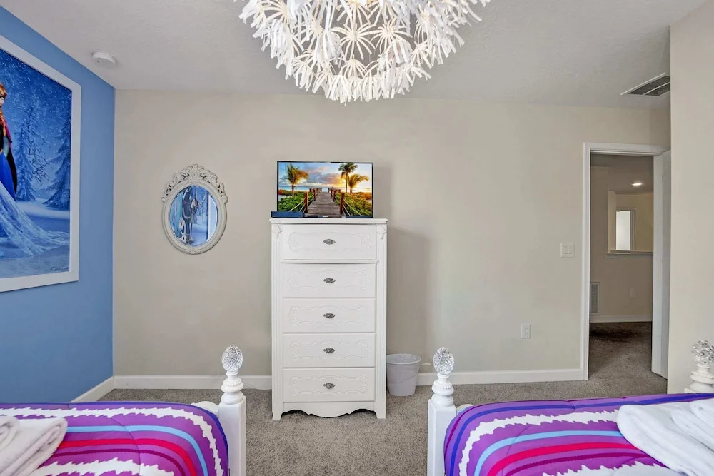 Luxurious, Grand Home, Themed Bedrooms and Large Pool Area #8cg099