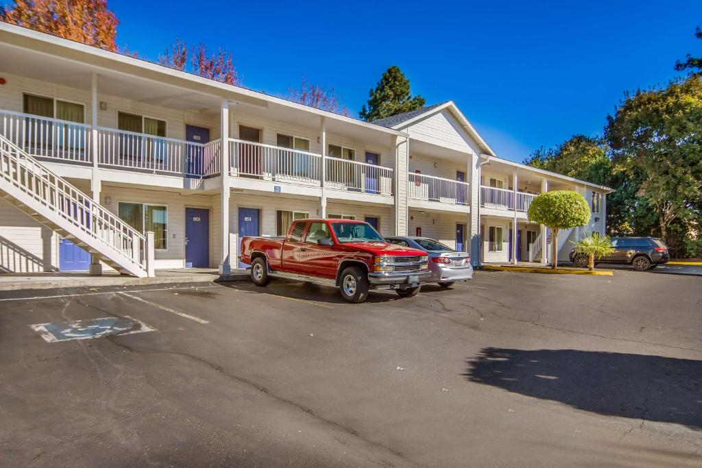 Motel 6 Portland Mall - 205