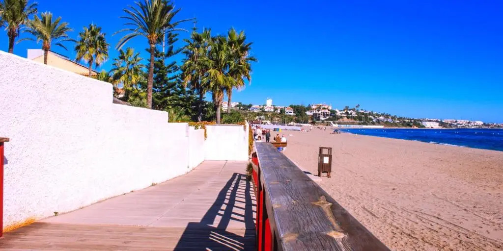 Luxury apartment with sea views in golf area.