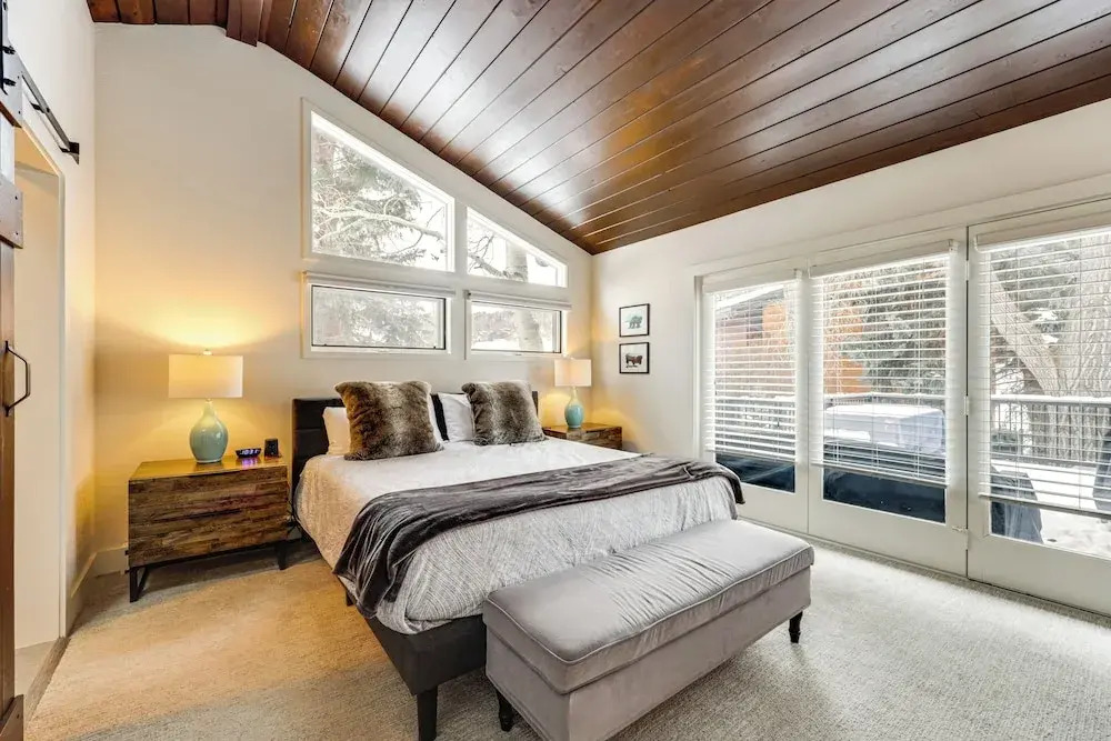 Modern Mountain Escape on Golf Course w/ Hot Tub!