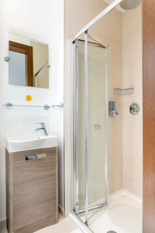 Skyvillion Embassy Court - London