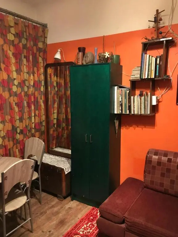 Cozy condo for up to 3 travellers, with kitchen and bath