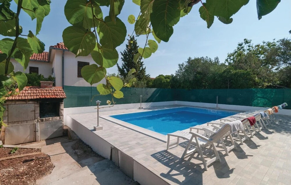 Nice Apartment in Supetar With 3 Bedrooms, Wifi and Outdoor Swimming Pool