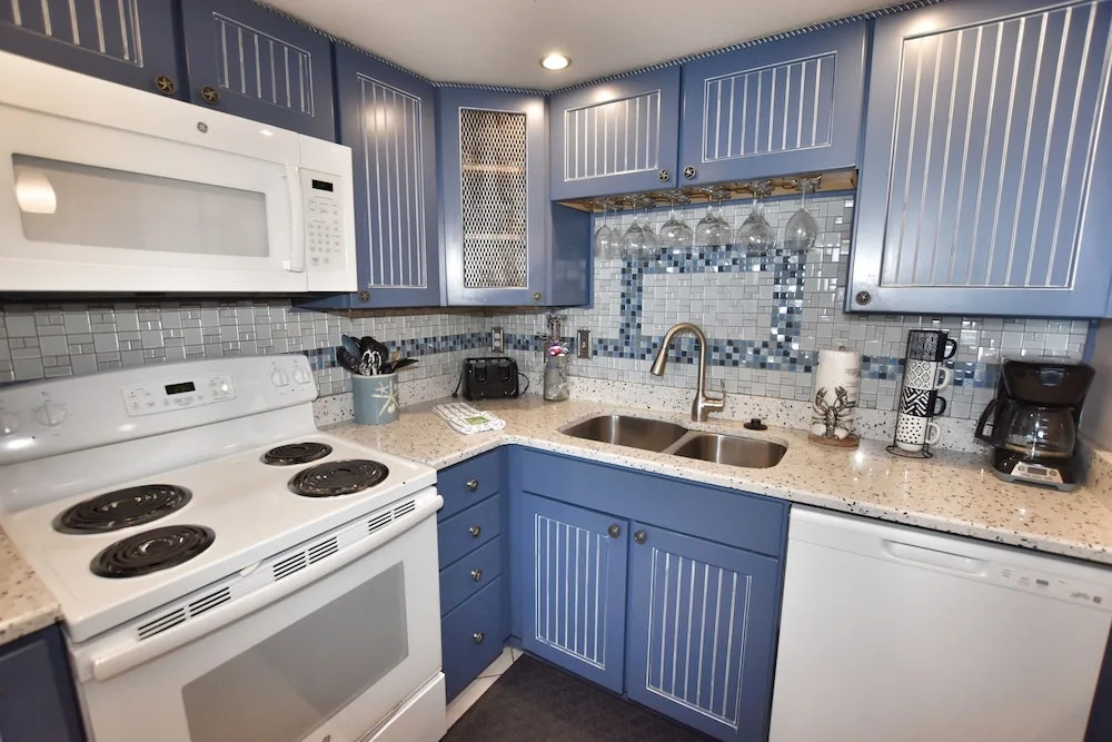 0801 Waters Edge Resort 3 Bedroom Condo by RedAwning