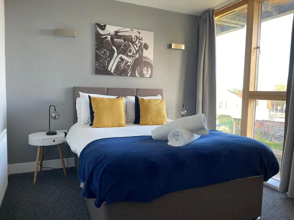 Coventry Luxury Townhouse City Centre Private Parking Sleeps 9 by EMPOWER HOMES rates incl VAT