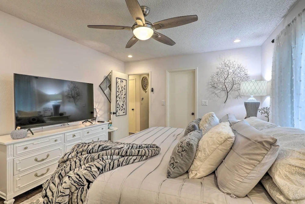 Renovated Cottage w/ Fire Pit in Munds Park!