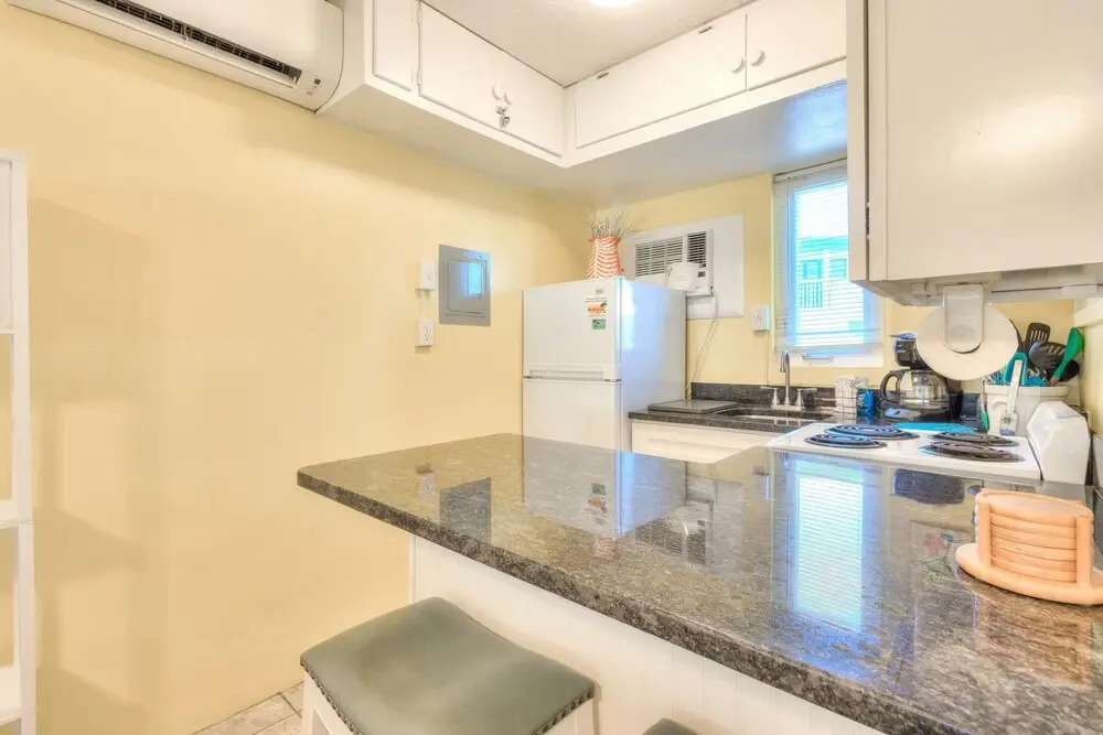 Tropic Terrace #22 - Beachfront Rental Studio Bedroom Condo by Redawning