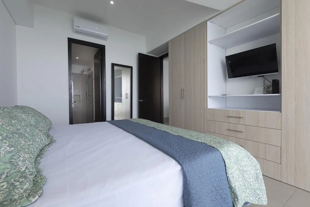 Stunning Highrise Seafront Apartment
