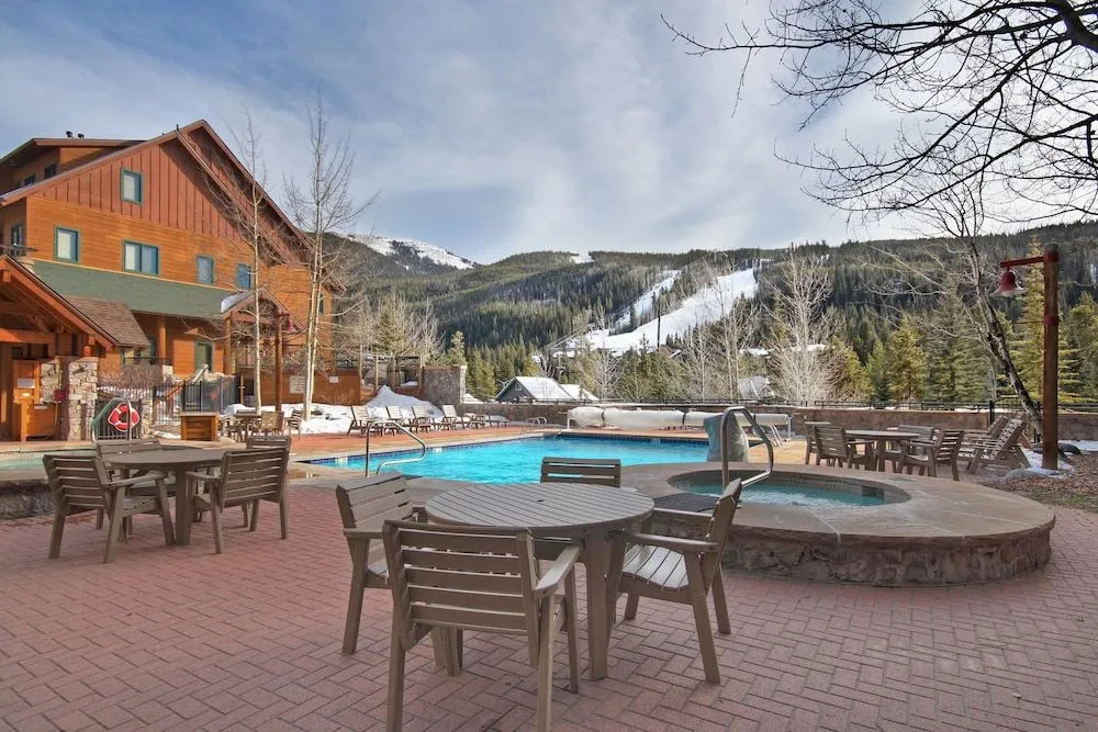 8539 Dakota Lodge by RedAwning