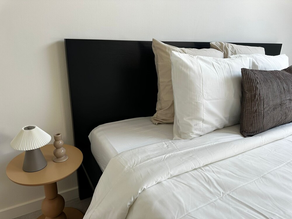 Spacious Rooms 15 Min to City Center
