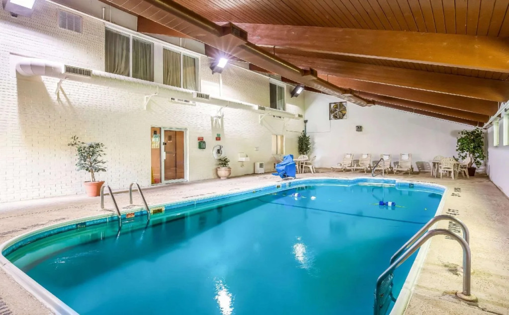 Econo Lodge Inn & Suites Fairview Heights St Louis