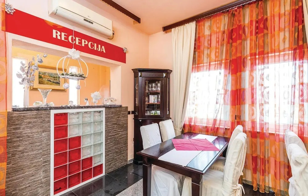 Gorgeous Home In Metajna