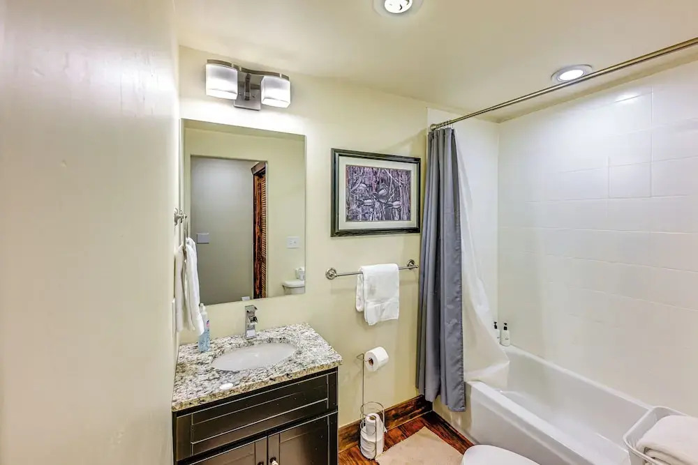 Duplex in Quiet Family Neighborhood 1 Mi to Skiing