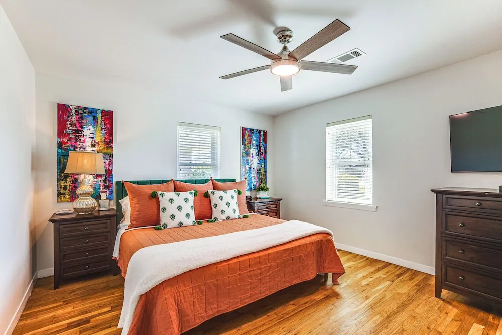 Pet-friendly Tomball Cottage: Steps to Downtown!