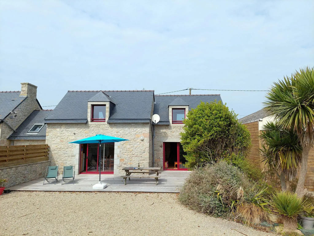Semi-detached house with sea views, Cléder