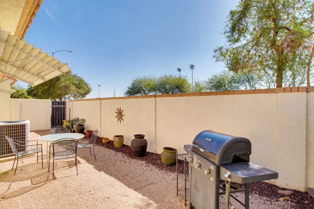 7 Mi to Mill Ave: Bbq-ready Mesa Townhouse