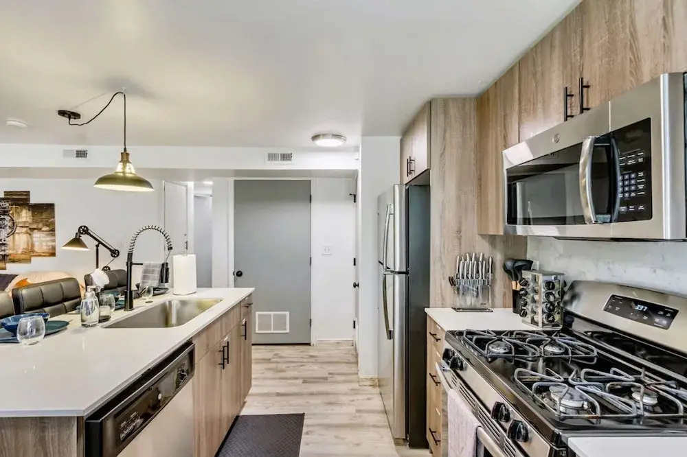 Charming 2BR w King Queen Close to SLC