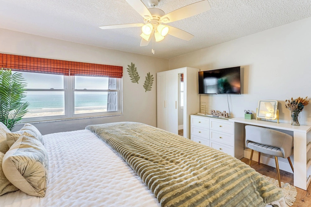 Beachfront! Indian Rocks Beach Condo w/ Balcony