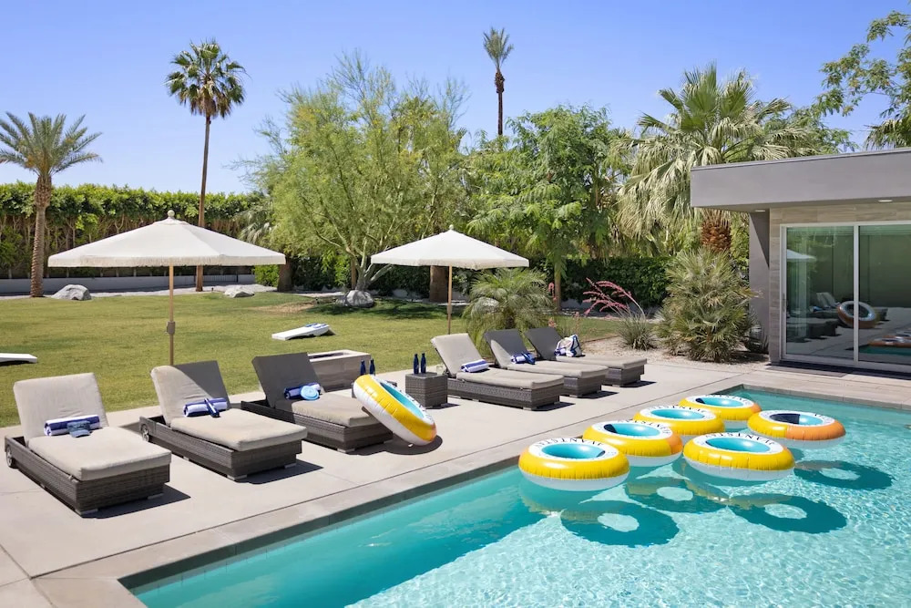 Polo Villa 3 by Avantstay Features Expansive Putting Green Pool Spa Outdoor Firepit 260328 6 Bedrooms