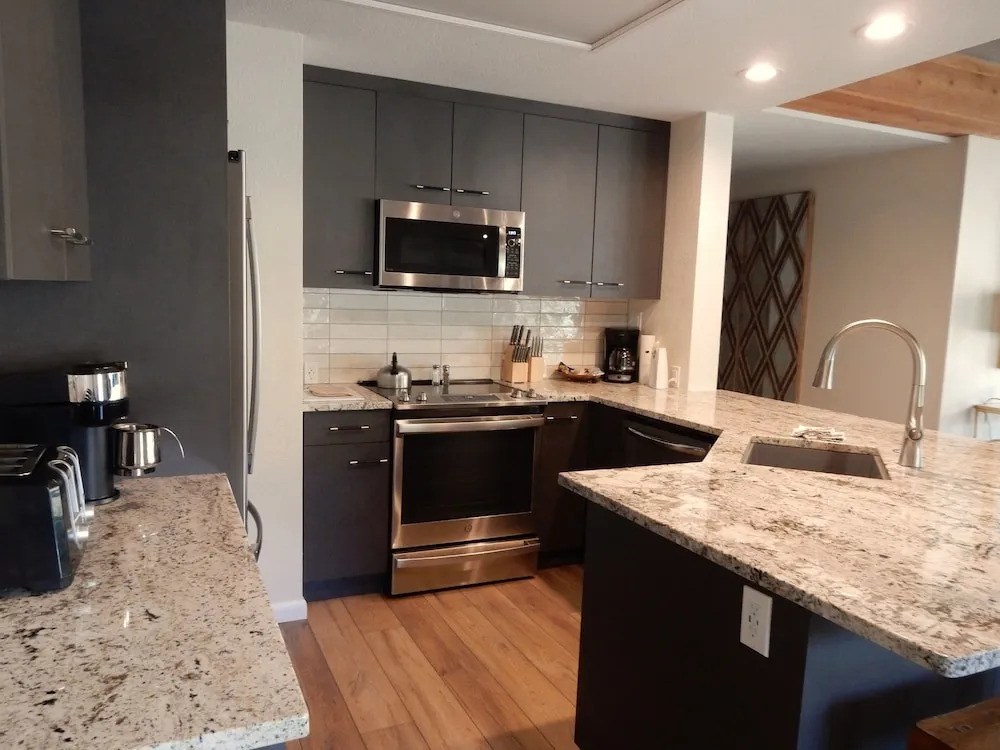 Plaza3PEAK PZ441 - 2 Br Condo