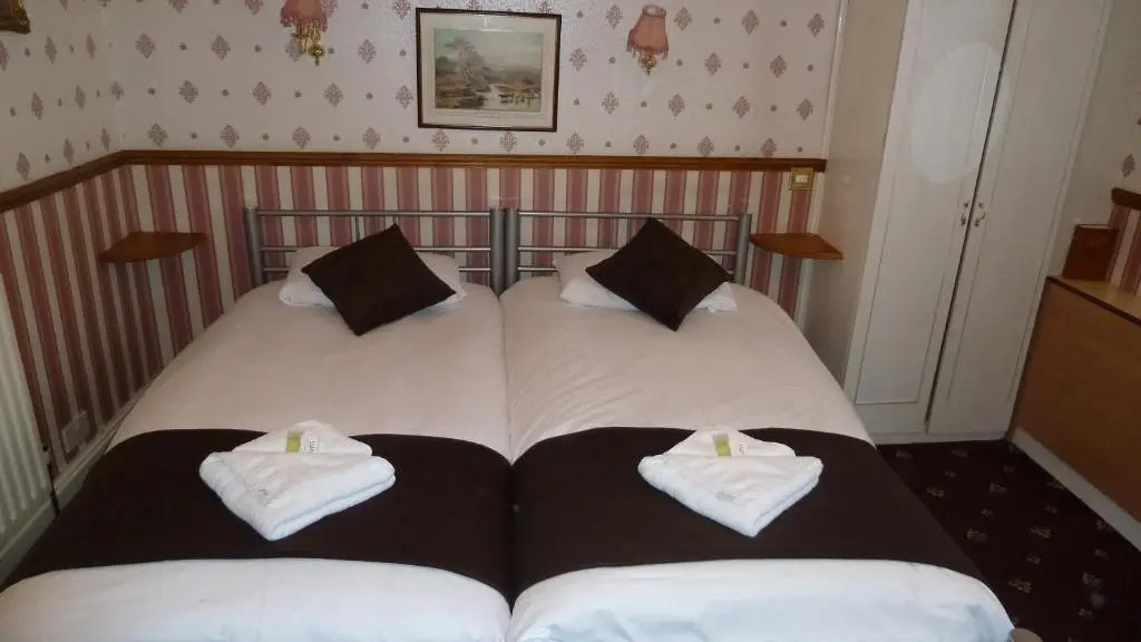 Lakes Lodge