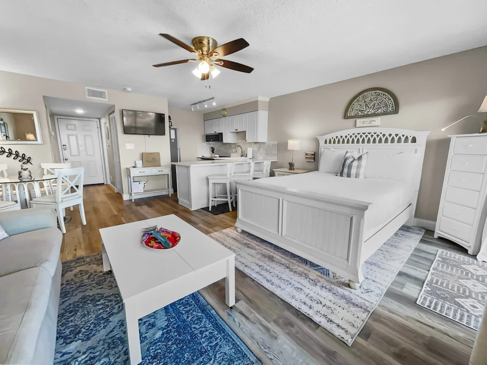 Summersalt 1 Bedroom Condo by RedAwning