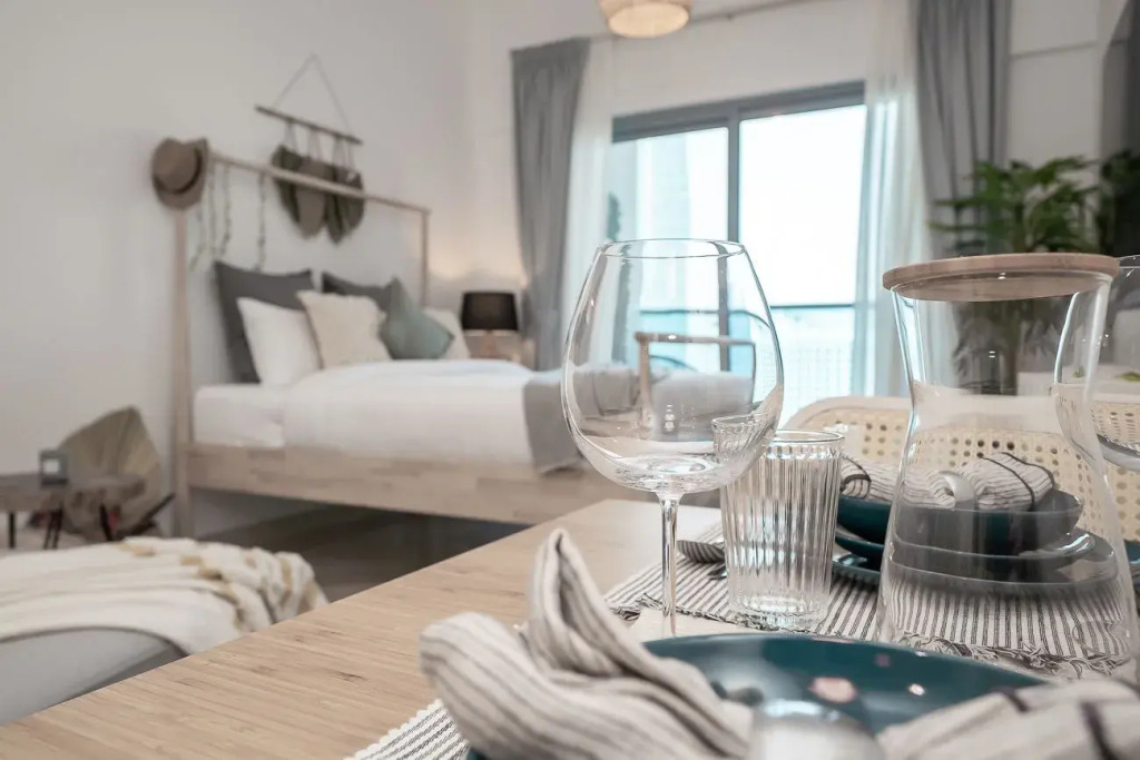 Charming Apt. With Views In Business Bay