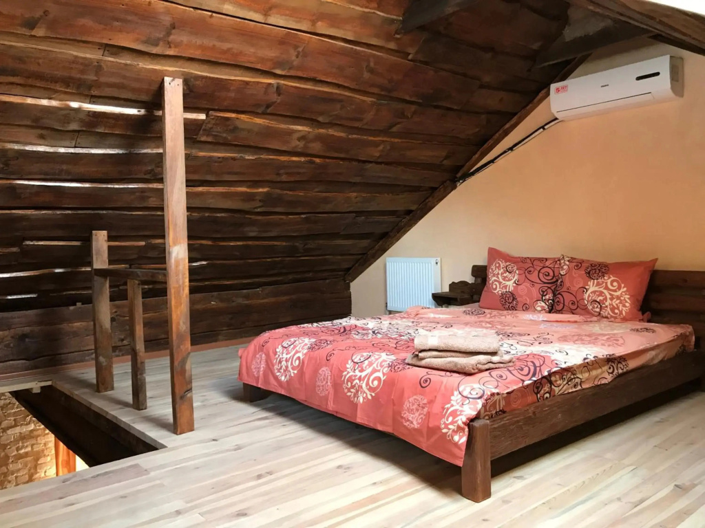Two-floor apartments and studio 2-х этажные апартаменты и студия в самом центре