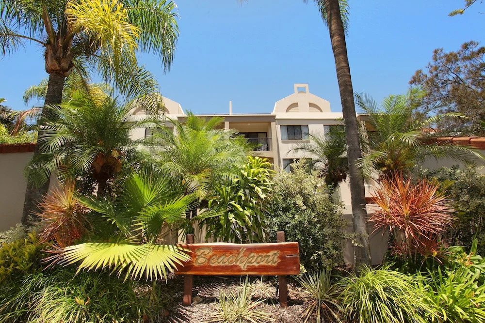 2 bedroom Apt on Parkyn Parade with pool and Air conditioning